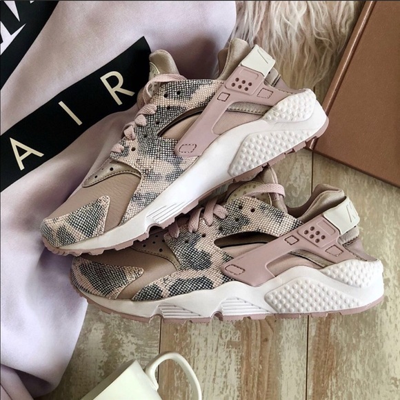 Nike Shoes - NWT🍭Nike Air huarache Run Rare